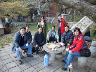 与同学一起在泰山写生
